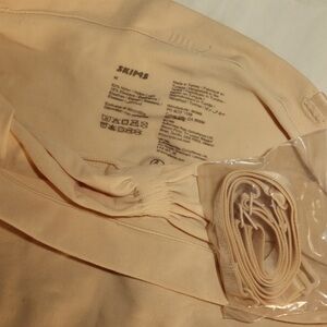 SKIMS STRAPLESS SHORTIE BODYSUIT
Shade: SAND 
SIZE:M